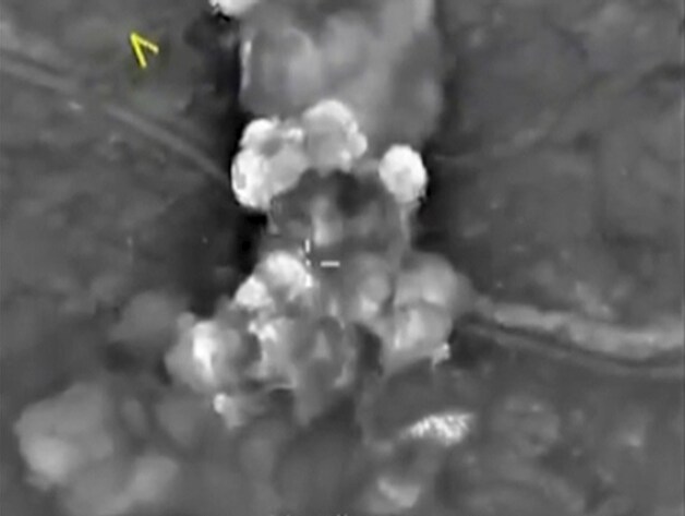 Beelden van het Russische ministerie van Defensie toont de inslagen van bommen tijdens een luchtaanval boven Syrië.