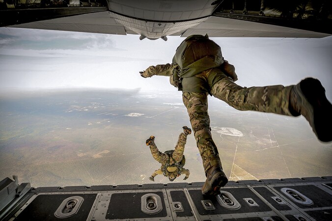 Amerikaanse Special Forces houden een springoefening in Florida.
