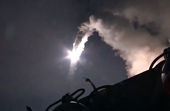 Een screenshot van video, afkomstig van het Russische ministerie van Defensie, van het afschieten van kruisraketten in de Kaspische Zee.