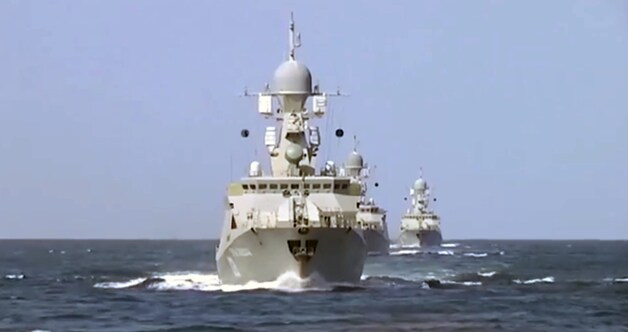 Het Russische ministerie van Defensie verspreidde foto's van de marineschepen waarvan 26 kruisraketten zijn afgevuurd. De schepen zijn gelegen in de Kaspische Zee.