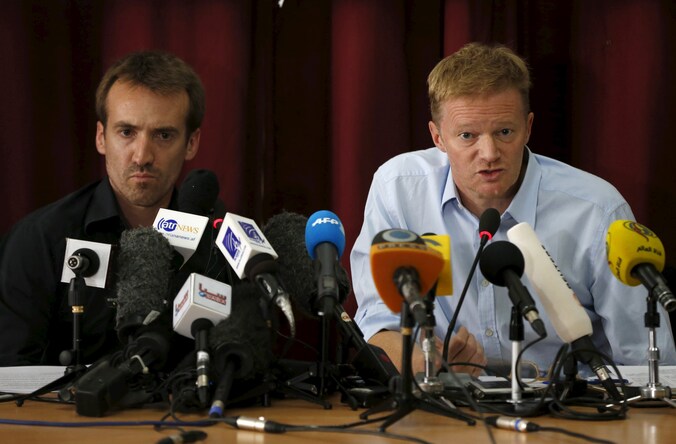 Christopher Stokes (r.) tijdens de persconferentie van Artsen zonder Grenzen.