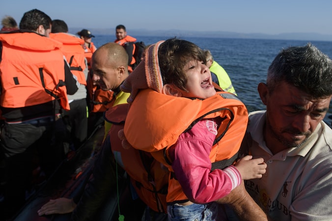 Bootvluchtelingen bij hun aankomst op het Griekse eiland Lesbos gisteren.
