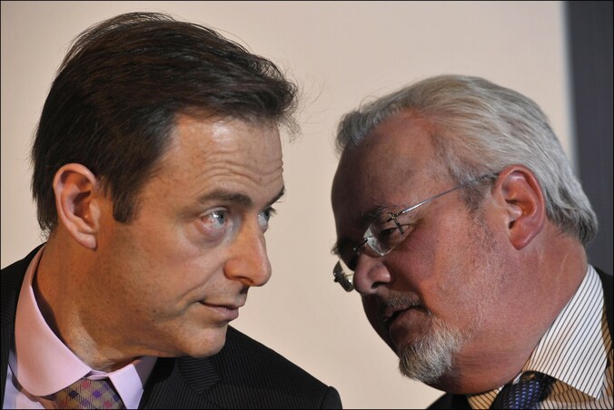 De Antwerpse burgemeester Bart De Wever met Havenschepen Marc Van Peel. (Archiefbeeld)