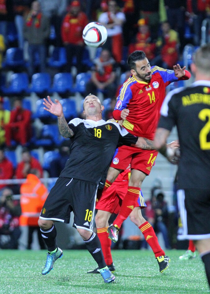 Edu Peppe in duel met Radja Nainggolan.