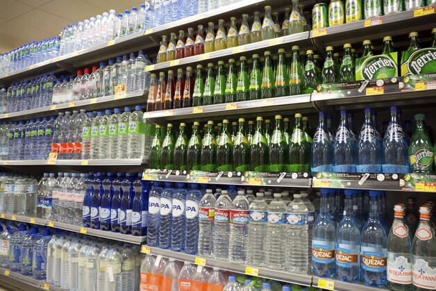 De suikertaks geldt ook voor niet-suikerhoudende frisdranken, niet voor water.