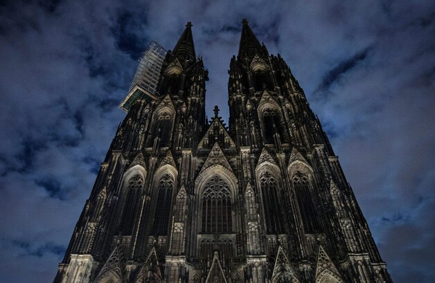 De verlichting van de kathedraal in Keulen was uitgeschakeld uit protest tegen Pegida.