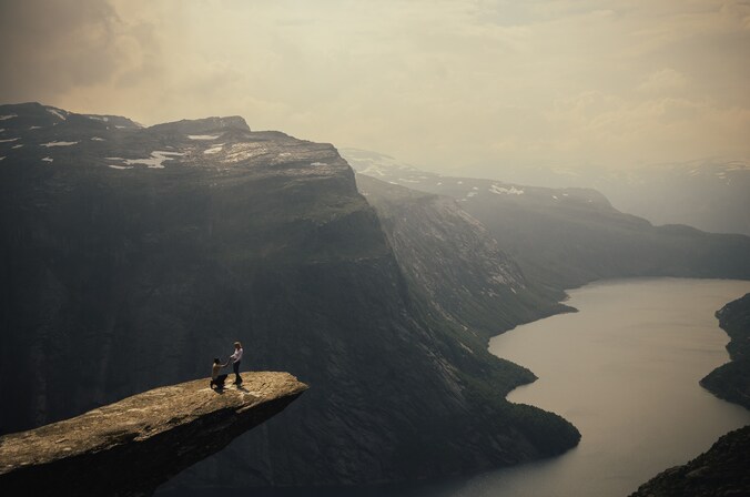 300 meter boven een fjord ging Harald Six op zijn knieën