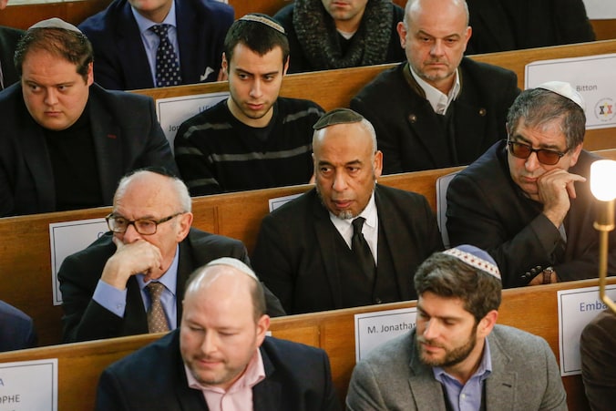 Voorzitter van de EMB Nourreddine Smaili (midden) tijdens een ceremonie voor de slachtoffers van de aanslagen in Parijs.
