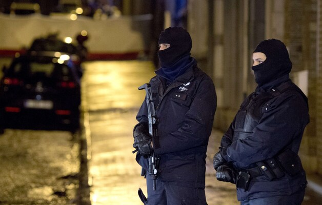 Gewapende agenten dragen bivakmutsen in Verviers.