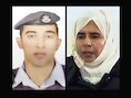 Links de Jordaanse piloot Muath al-Kaseasbeh en rechts Sajida al-Rishawi, de Iraakse vrouw die in Jordanië ter dood is veroordeeld vanwege betrokkenheid bij de terreuraanslagen in 2005 op een hotel in Jordanië. IS eist dat de twee vandaag nog bij de grens worden uitgeruild.