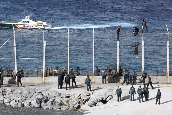 Migranten proberen de Spaanse enclave Ceuta te bereiken voor de kust van Marokko.