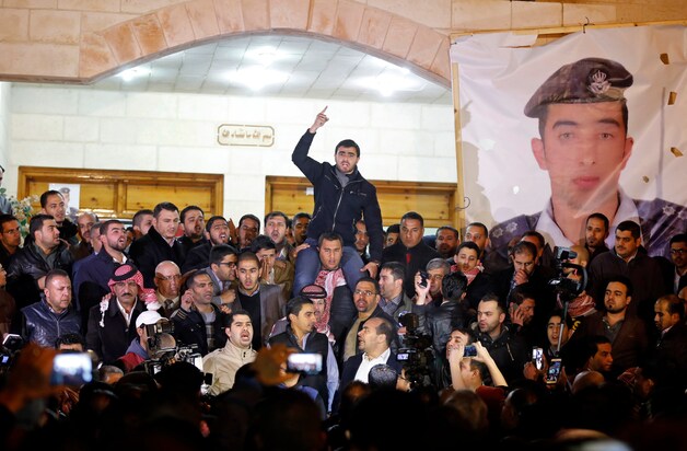Jordaniërs verzamelen zich in de hoofdstad Amman na het nieuws dat de piloot om het leven is gebracht.