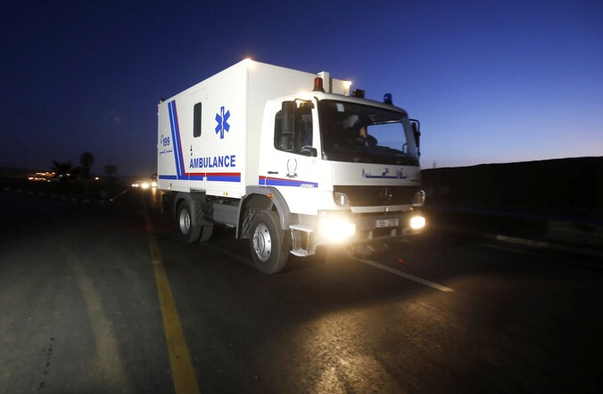 Een ambulance brengt de lichamen van Sajida al-Rishawi en Ziad al-Karbouly na hun executie in de Swaqa-gevangenis.