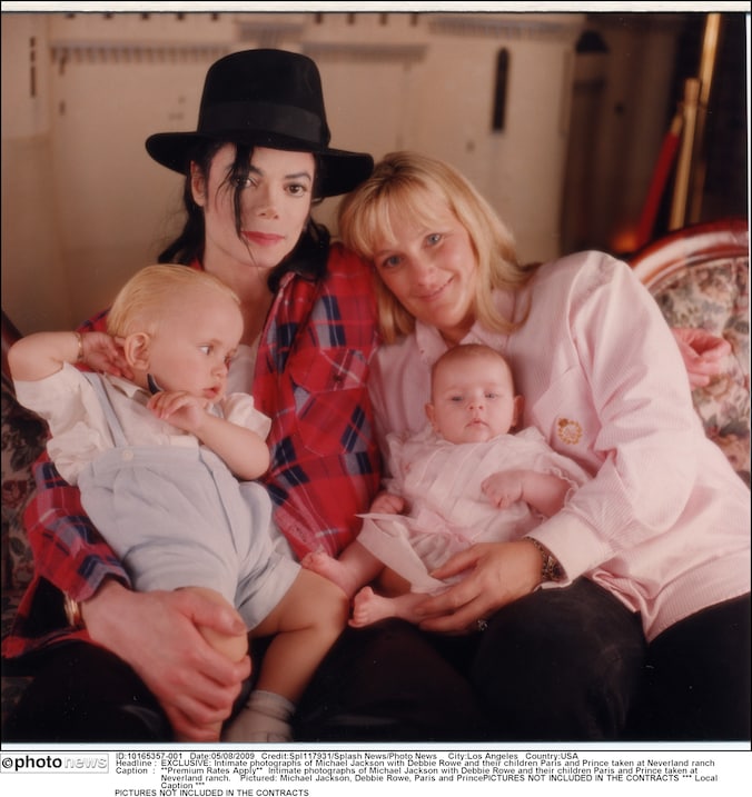Michael Jackson met zijn ex-vrouw Debbie Rowe en hun kinderen Paris en Prince.