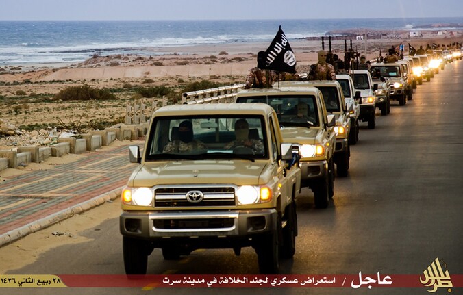 Propagandabeeld van IS van een jaar geleden: IS-strijders paraderen door Sirte, Libië.