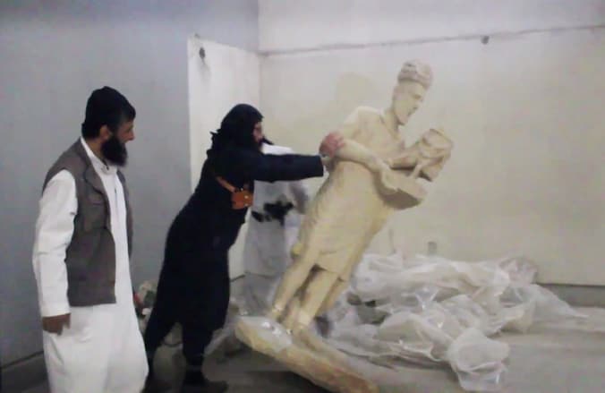 Leden van IS vernielen kunst in Mosul