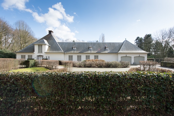 Witte villa uit ontsluitingswegdossier in Rumst staat te koop: bieden ...