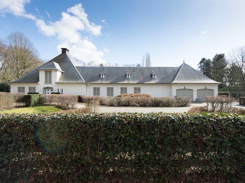 Witte villa uit ontsluitingswegdossier in Rumst staat te koop: bieden kan vanaf 680.000 euro