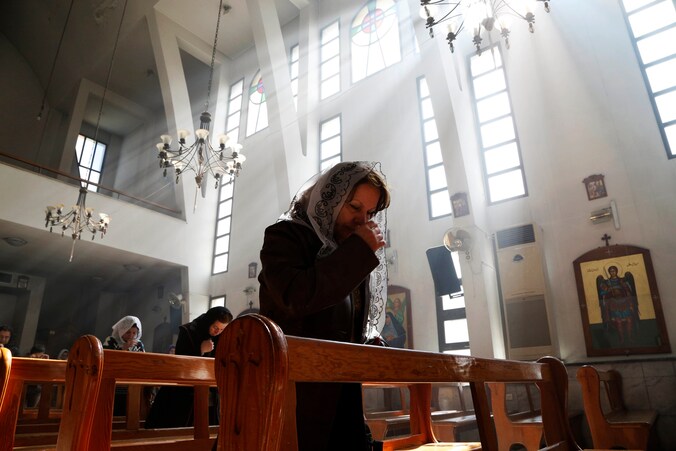 Een Assyrische vrouw tijdens een misviering in Syrië.