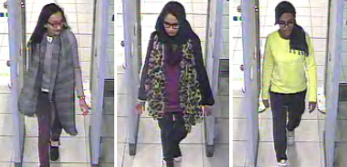 De drie vermiste Britse tieners: links Kadiza Sultana (16), Shamima Begum (15) midden, en Amira Abase (15) rechts. De bewakingsbeelden werden gemaakt op de Londense luchthaven Gatwick.