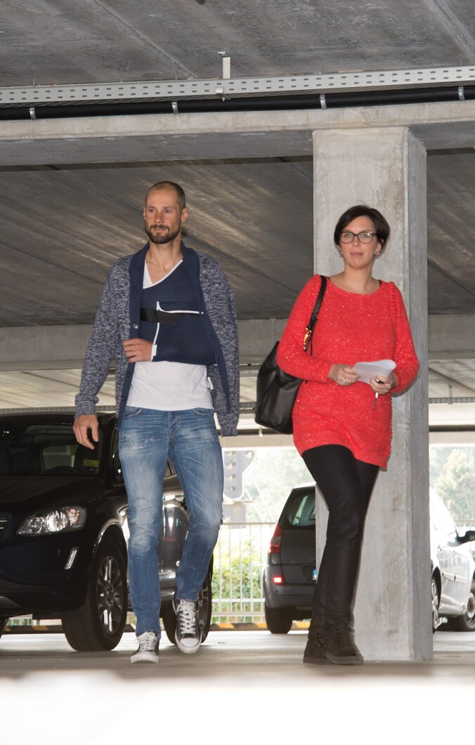 Tom Boonen verlaat het ziekenhuis van Herentals met een mitella rond de linkerarm.