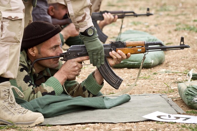 Een Koerdische peshmergastrijder tijdens een training in Erbil.
