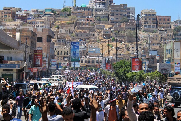 Burgers komen de straat op om de aanwezigheid van Houthi-rebellen in Taiz aan te klagen.