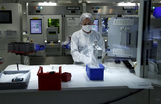 Een werknemer van Biocartis in het labo van het biotechbedrijf.