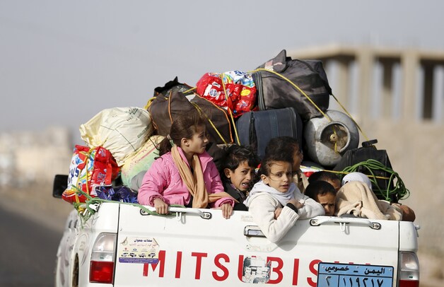 Families ontvluchten de hoofdstad Sanaa.