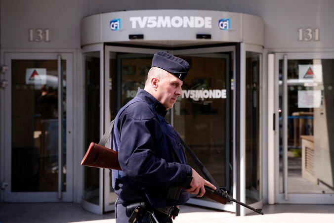 Bewaking voor het hoofdkwartier van TV5Monde in Parijs.
