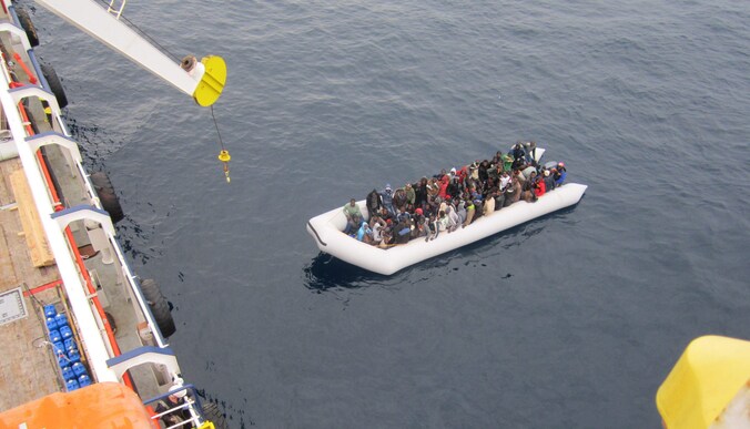 Een boot met vluchtelingen, gered door een Duitse firma.