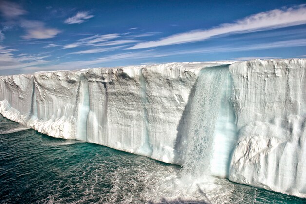 Het smeltproces creërt een bittermooie waterval.