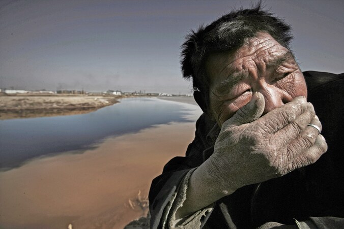 Om stil van te worden... Deze Mongoolse herder moet zijn adem inhouden door de stank van de vervuilde Yellow River.