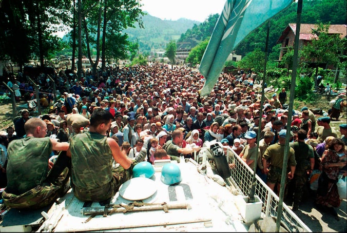 11 juli 1995: Bosnische moslims zoeken na de val van de enclave Srebrenica hun toevlucht tot de Nederlandse VN-basis in het nabijgelegen Potocari. De oprukkende Bosnisch-Servische troepen van generaal Ratko Mladic nemen ook de basis in en scheidden er mannen van vrouwen. In de dagen erna werden minstens 8.000 moslimmannen -en jongens vermoord.