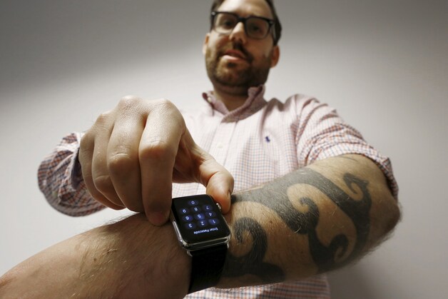 Reuters-journalist Matt Siegel, mét tattoos, die de Apple Watch testte.