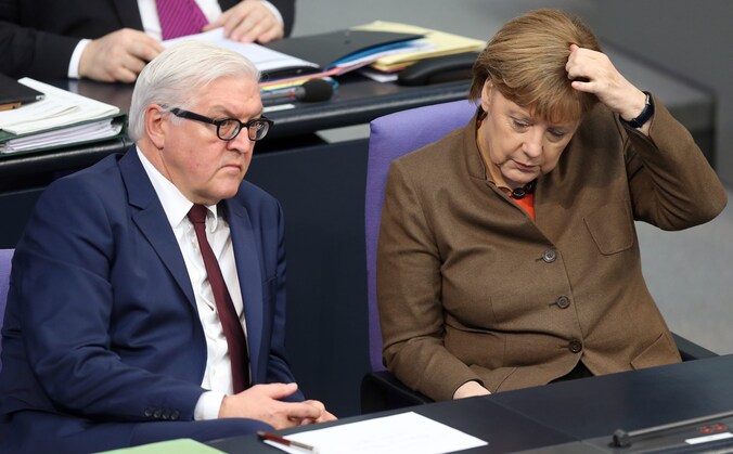 Bondskanselier Angela Merkel (CDU) naast minister van Buitenlandse Zaken Frank-Walter Steinmeier van de sociaaldemocratische regeringspartij SPD.