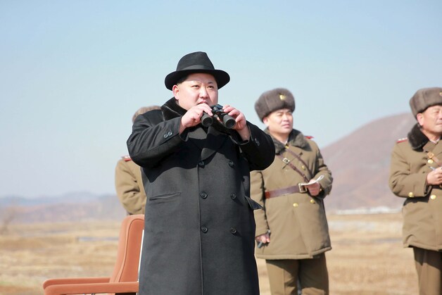 De Noord-Koreaanse leider Kim Jong-un woont een legeroefening bij.