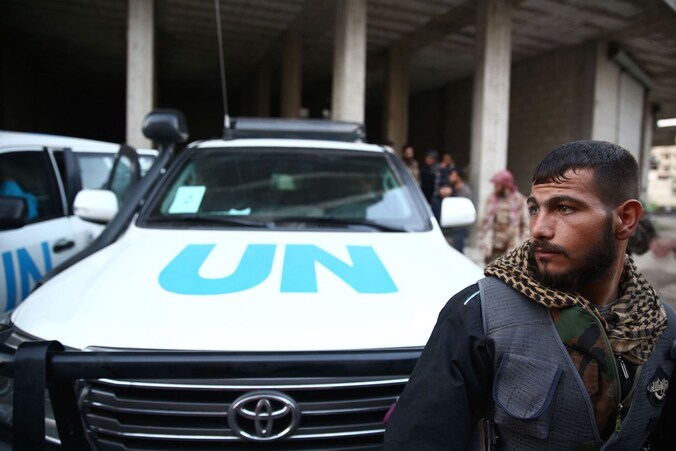 Een hulpkonvooi van de Verenigde Naties in Damascus. De hoop is dat er meer hulp naar getroffen gebieden kan na ingang van de wapenstilstand.