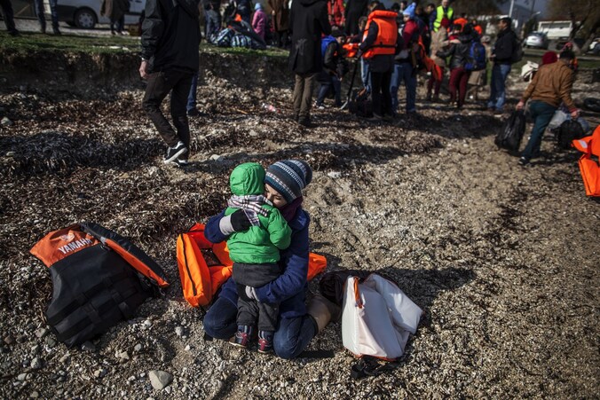 Vluchtelingen komen na hun boottocht aan op het Griekse eiland Lesbos.