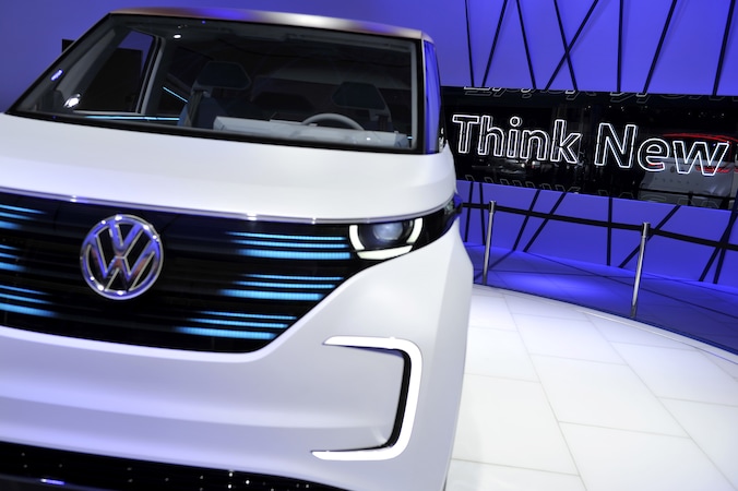 Een prototype van een Volkswagen BUDD-e op het autosalon van Genève.