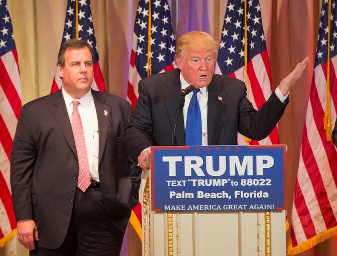 Gouverneur van New Jersey Chris Christie staat naast Donald Trump.