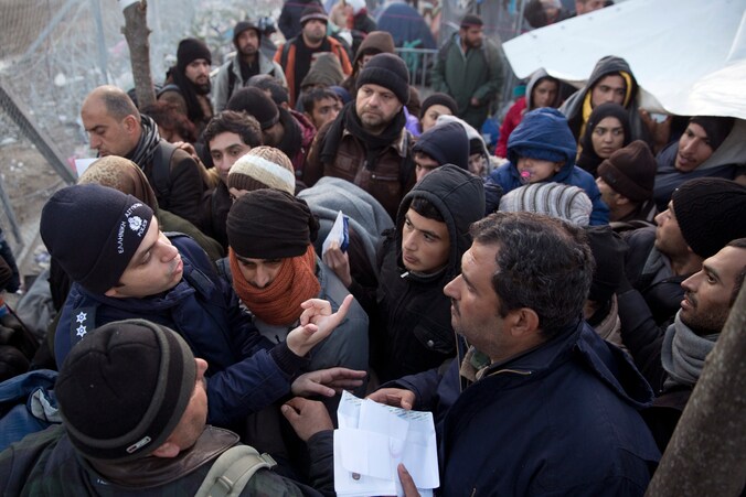 Vluchtelingen bij de grens bij Idomeni.