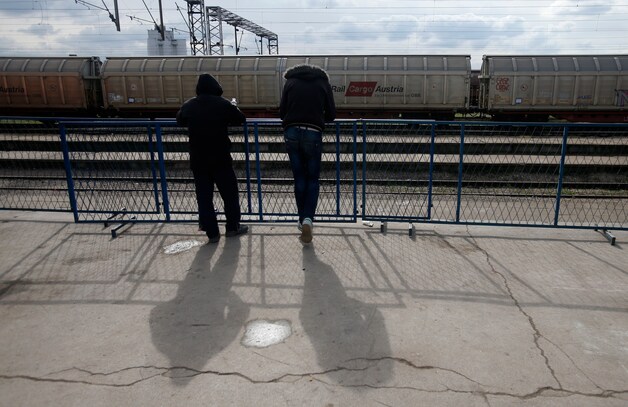 Migranten wachten in Servië op een trein die richting Kroatië vertrekt.