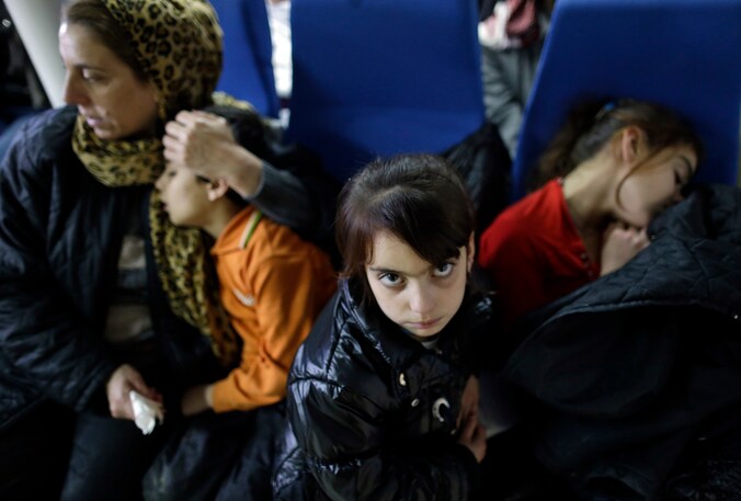 Een Yezidi-vrouw en haar kinderen op Malta, nadat ze van een vluchtelingenboot werden gered. 