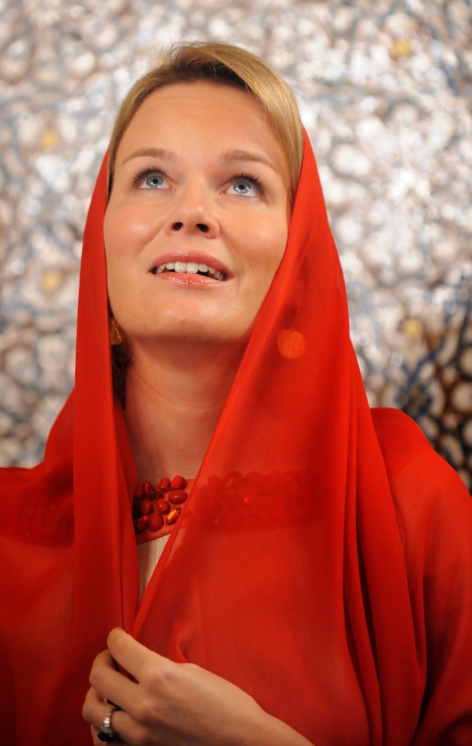 Waar Mathilde ook komt, ze past zich altijd aan de nationale gebruiken aan. Hier ook in Marokko, waar ze in 2009 tijdens een vierdaagse handelsmissie het mausoleum van Mohammed V bezoekt.