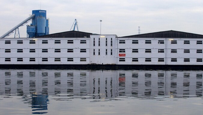 Het ponton Reno waar de asielzoekers opgevangen worden.