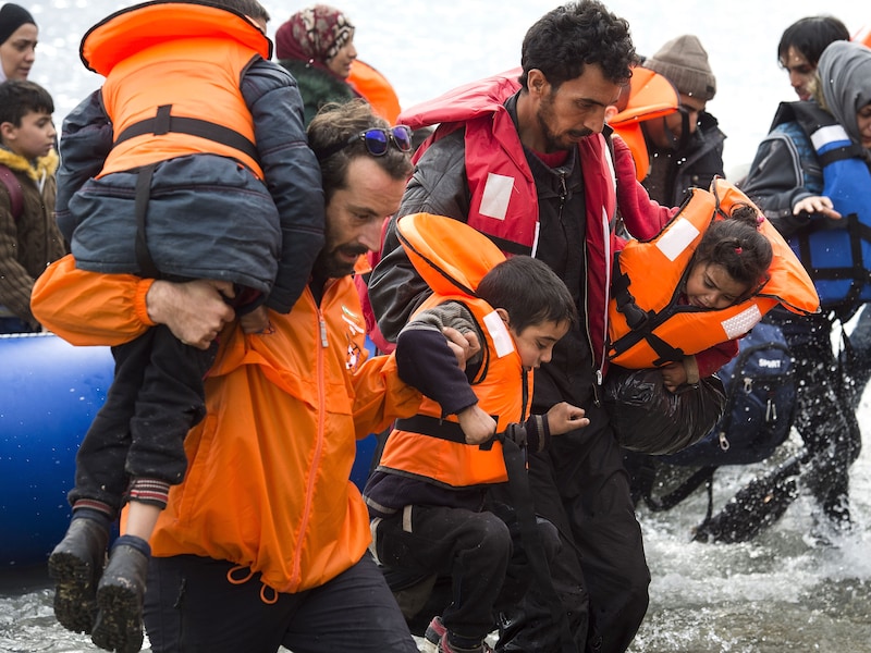Syrische vluchtelingen komen vanuit Turkije aan op het Griekse eiland Lesbos. Foto van gisteren.