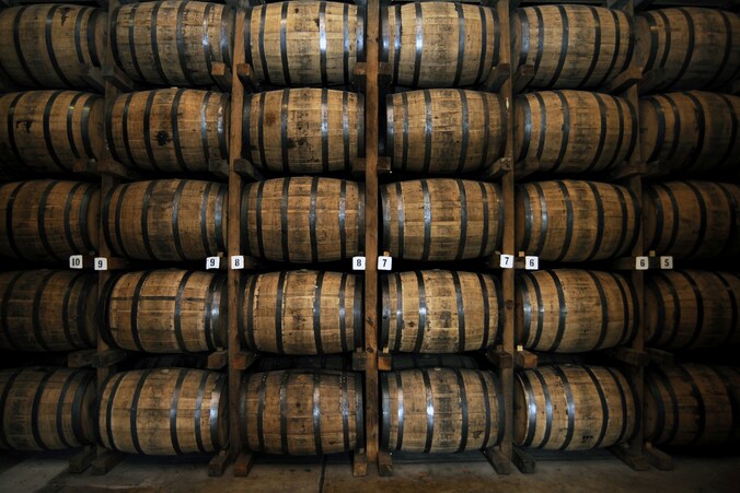 Volgens de wet moet een single malt minstens drie jaar gerijpt hebben. Stokerijen kunnen daarom hun productie niet meteen opdrijven.
