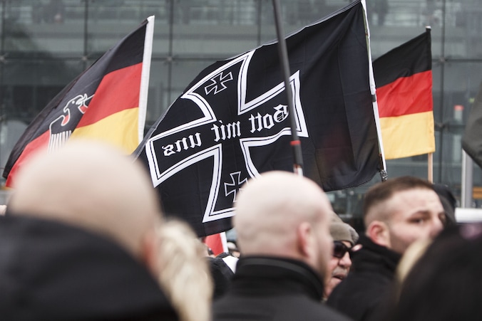 Extreemrechtse activisten protesteren tegen het welkomstbeleid van bondskanselier Angela Merkel, begin maart in Berlijn.