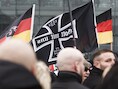 Extreemrechtse activisten protesteren tegen het welkomstbeleid van bondskanselier Angela Merkel, begin maart in Berlijn.